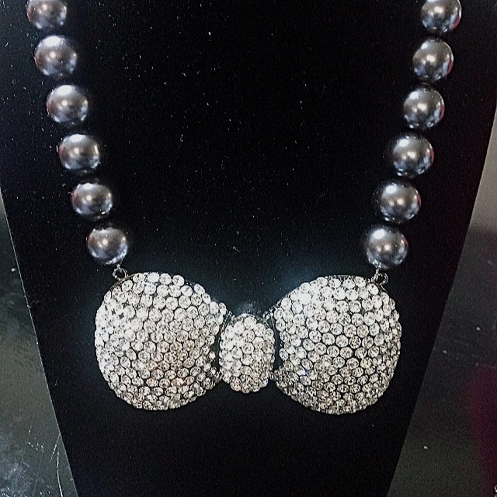 STATEMENT Rhinestone Bow PEARL NECKLACE. NWOT